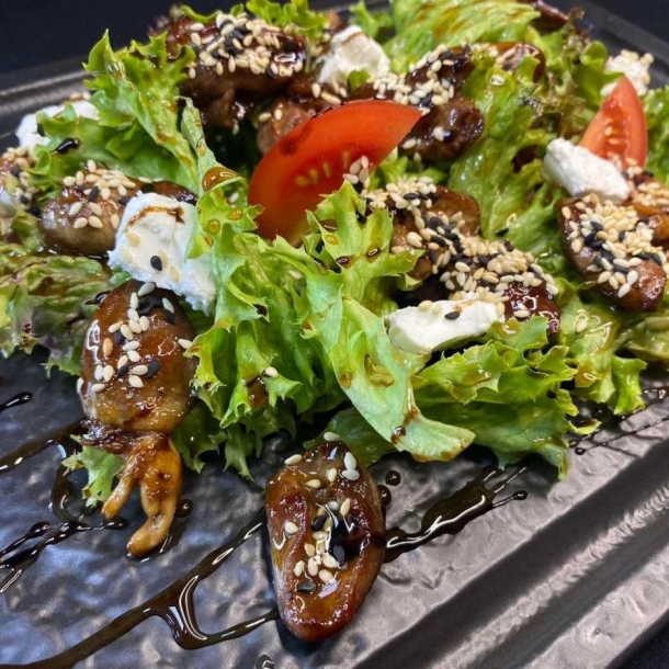 Салат с куриными сердечками в терияки