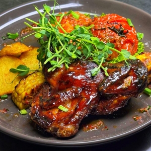 Перепелка BBQ с печеными овощами 
