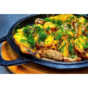 Сковородка с картофелем, курицей и грибами
