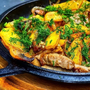 Сковородка с картофелем, курицей и грибами