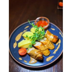Колбаска с мяса птицы с пюре и сливочно-перечным соусом 