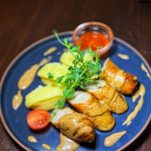 Колбаска с мяса птицы с пюре и сливочно-перечным соусом 