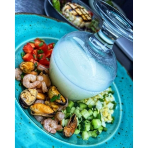 Окрошка с креветками и мясом мидий
